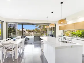 Adelong Waterfront Home Mooloolaba - Image 2