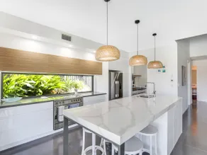 Adelong Waterfront Home Mooloolaba - Image 5