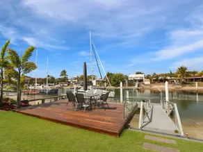 Adelong Waterfront Home Mooloolaba - Image 3