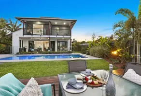 Adelong Waterfront Home Mooloolaba - Image 2