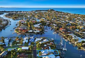 Adelong Waterfront Home Mooloolaba - Image 4