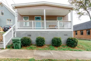 Charming Home: Pet-Friendly Haven with Yard - Image 4