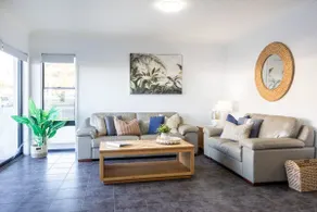 Este apartamento en planta baja muy bien presentado es totalmente autónomo e incluye todos los modernos - Image 5