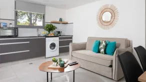 Adom – Modern One-Bedroom Apartment with Living Room, 7 Minutes from the Promenade - Image 2