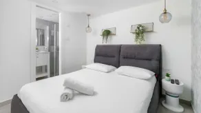 Adom – Modern One-Bedroom Apartment with Living Room, 7 Minutes from the Promenade - Image 5