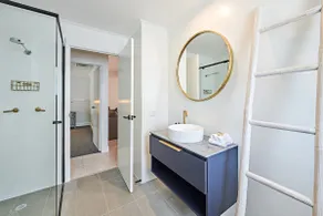 Spacious 2Bedroom Apartment @ The Lord Byron Hotel - Image 2