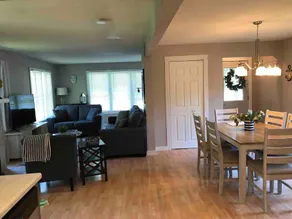 Lake Muskego House, Walk to Stores & Restaurants - Image 3