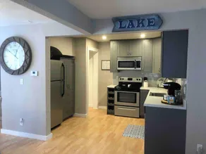 Lake Muskego House, Walk to Stores & Restaurants - Image 2