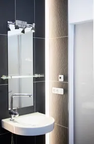 Studio apartment with accessible bathroom - Image 4