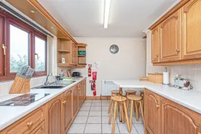 10 mins walk to beach, pubs and shops - Image 5