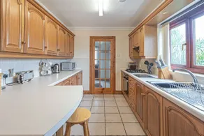 10 mins walk to beach, pubs and shops - Image 4