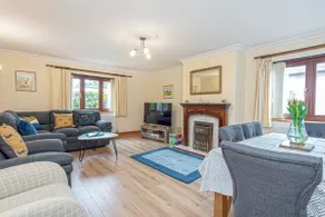 10 mins walk to beach, pubs and shops - Image 2