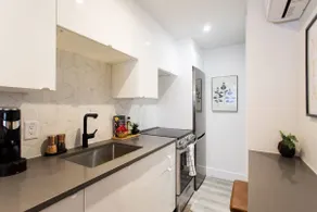 Palms Little Italy Studio with full bathroom by Denstays - Image 4