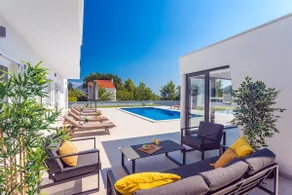VILLA ALMIC mit beheiztem Pool, 5 Schlafzimmern, Medienraum und einem Mehrzweckspielplatz - Image 3