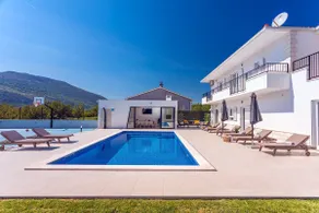 VILLA ALMIC mit beheiztem Pool, 5 Schlafzimmern, Medienraum und einem Mehrzweckspielplatz - Image 2