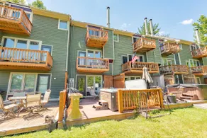 Ski-In/Out Dog Friendly Townhome with Lake Access - Image 5