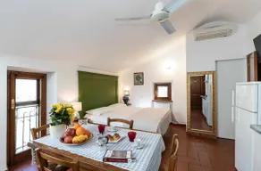 Topazio studio flat with valley view - Image 3