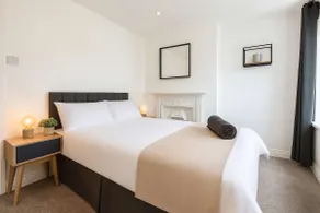Smart and centrally located Cardiff duplex for 8 - Image 2