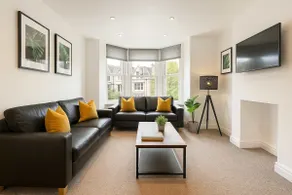 Smart and centrally located Cardiff duplex for 8 - Image 3
