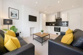 Smart and centrally located Cardiff duplex for 8 - Image 5