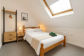 Smart and centrally located Cardiff duplex for 8 - Image 4