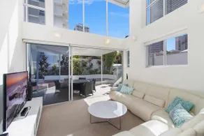 Rainbow Bay Villa - Spacious and Luxurious - Image 2
