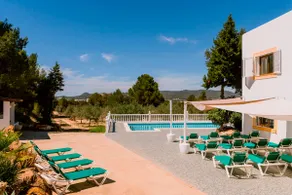 Villa Can Vincent er en stor villa og pool beliggende i udkanten af San Antonio Bay - Image 2