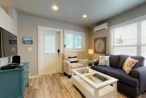 Stylish bayside condo with WiFi & pool - close to - Image 3