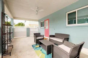 Stylish bayside condo with WiFi & pool - close to - Image 2