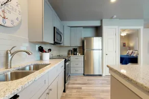 Stylish bayside condo with WiFi & pool - close to - Image 5