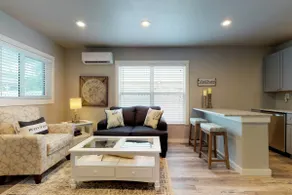 Stylish bayside condo with WiFi & pool - close to - Image 4