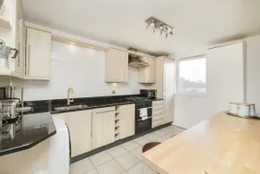 JOIVY Stylish 3 bed, 3 bath flat with Balcony in Old Town - Image 5