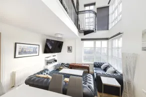 JOIVY Stylish 3 bed, 3 bath flat with Balcony in Old Town - Image 4