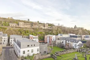 JOIVY Stylish 3 bed, 3 bath flat with Balcony in Old Town - Image 3