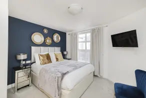JOIVY Stylish 3 bed, 3 bath flat with Balcony in Old Town - Image 2