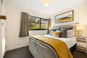 SPACIOUS REFURBISHED LAKE VIEW ALPINE TOWNHOUSE WALK TO TOWN - Image 4