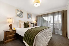 SPACIOUS REFURBISHED LAKE VIEW ALPINE TOWNHOUSE WALK TO TOWN - Image 3