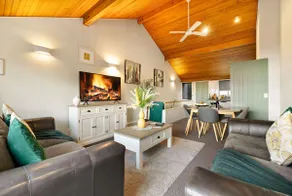 SPACIOUS REFURBISHED LAKE VIEW ALPINE TOWNHOUSE WALK TO TOWN - Image 2