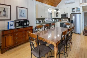 5BR Chalet Stunning Views,Hot Tub,Walk to Slopes - Image 4