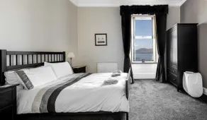 Scenic Waterfront Apartment with Stunning Loch Vie - Image 3