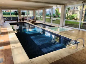 104- apartment with heated pool, well located - Image 3