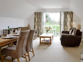 32 Queens Court - Image 4