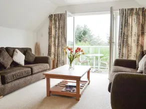 32 Queens Court - Image 3