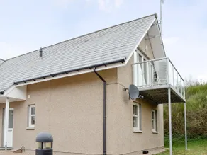 32 Queens Court - Image 2