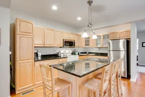 Bright 3 Bed River West Condo, Steps to Blue Line - Image 3