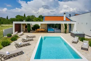 Luxury Spa Villa w Heated Pool, Jacuzzi & Sauna - Image 4