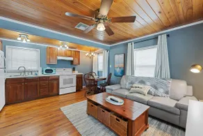 Adorable cottage in downtown, historic New Smyrna. - Image 3