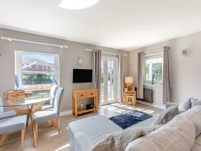 Water's Edge Holiday Home - Image 4