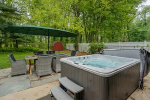 Colonial Cottage | Hot Tub | Sauna | Fire Pit - Image 3