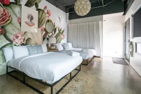 Swanky Townhome+Rooftop | Downtown | 6th Street! - Image 4